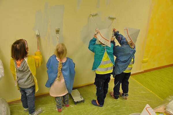 Kinder streichen Wand