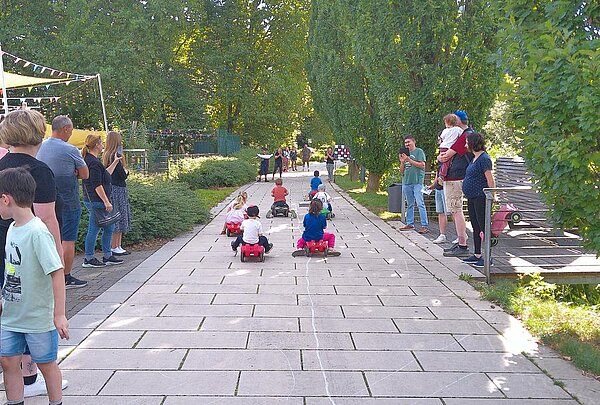 Kinder fahren auf Bobbycars