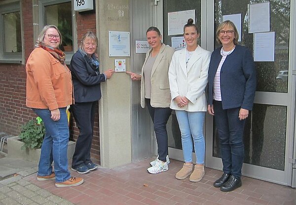 Gruppenfoto: Enthüllung des Buchkita-Siegels