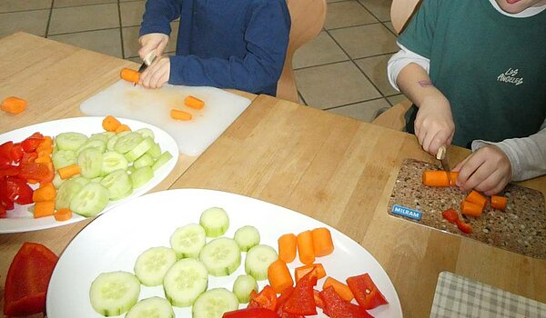 Kinder schneiden Gemüse