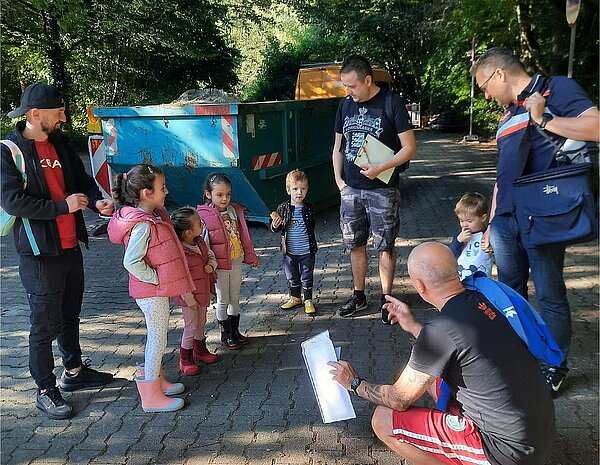 Kinder und Väter begeben sich auf Schatzsuche