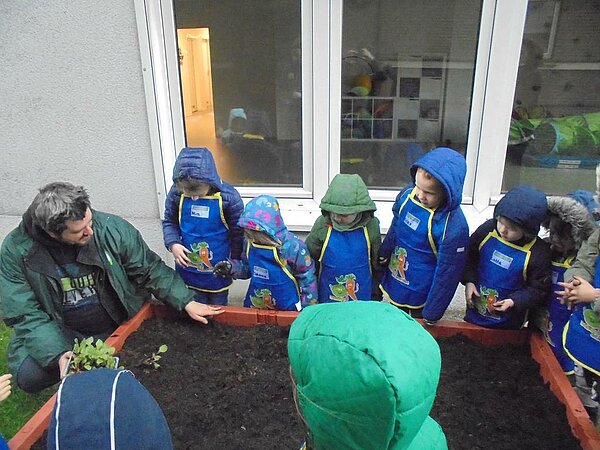 Kinder bepflanzen Hochbeet