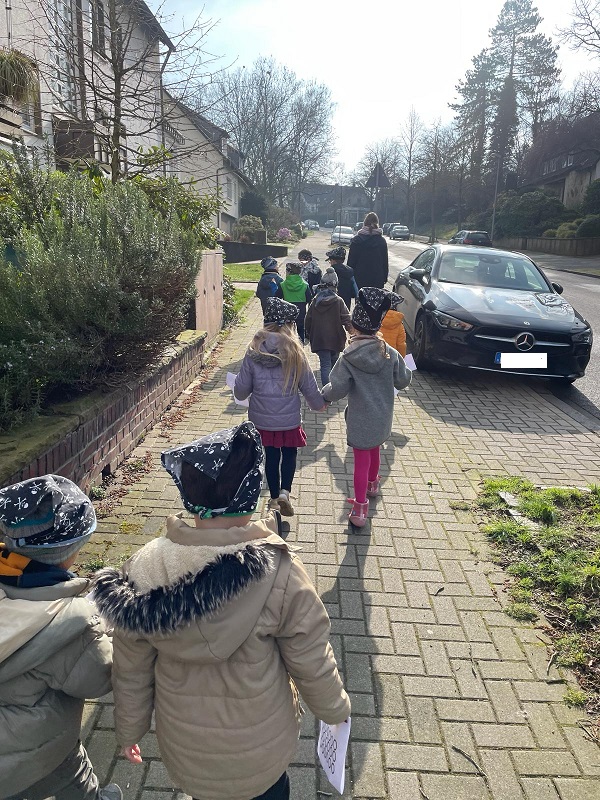 Kinder suchen nach Müllentsorgungs-Möglichkeiten